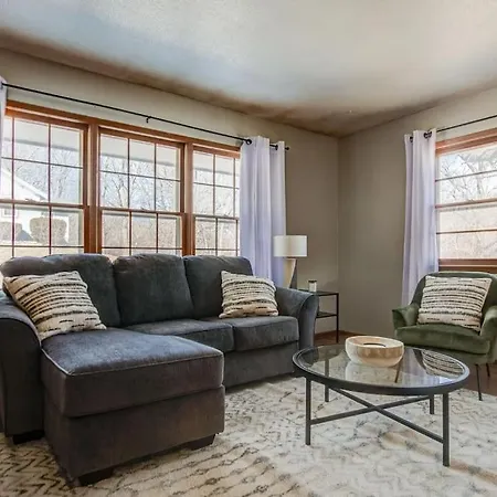 Duplex With Queen Beds Minutes From Drake